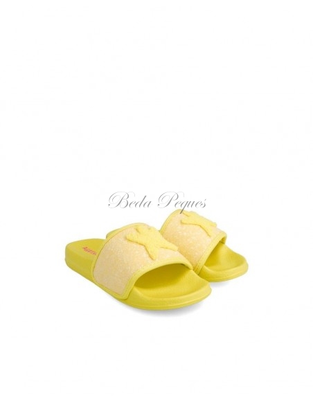 Sandalia Playa de Agatha Ruiz de la Prada en color amarillo y detalle estrella