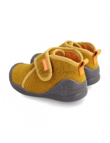 Biomecanics zapatilla casa velcro color Mostaza