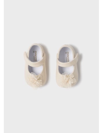 Mayoral newborn merceditas pom pom color crema 2