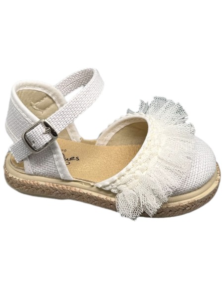 Zapato de tejido tipo lino ceremonia en color blanco combinado con tul y piso de yute