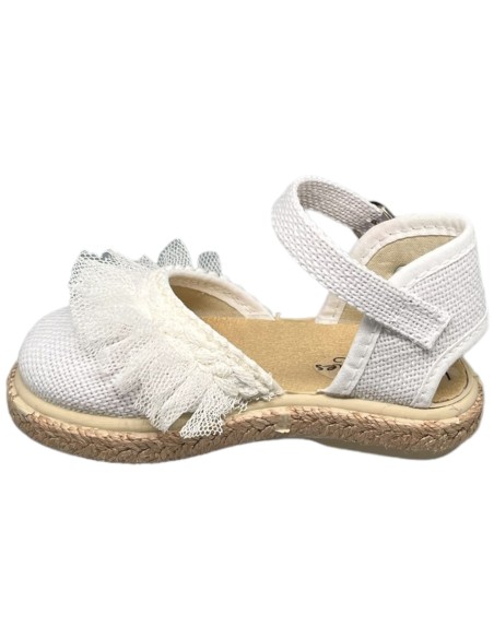 Zapato de tejido tipo lino ceremonia en color blanco combinado con tul y piso de yute