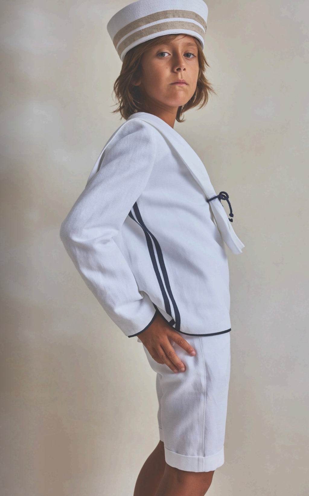 Conjunto marinero blanco de comunión con detalles azul marino y gorra, Hortensia Maeso