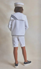 Vista posterior del conjunto marinero blanco con franjas azul marino de Hortensia Maeso