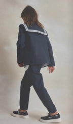 Vista posterior del traje azul marino con pantalón Kay Marino de Hortensia Maeso
