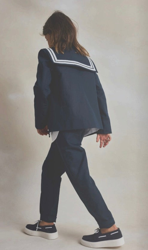 Vista posterior del traje azul marino con pantalón Kay Marino de Hortensia Maeso