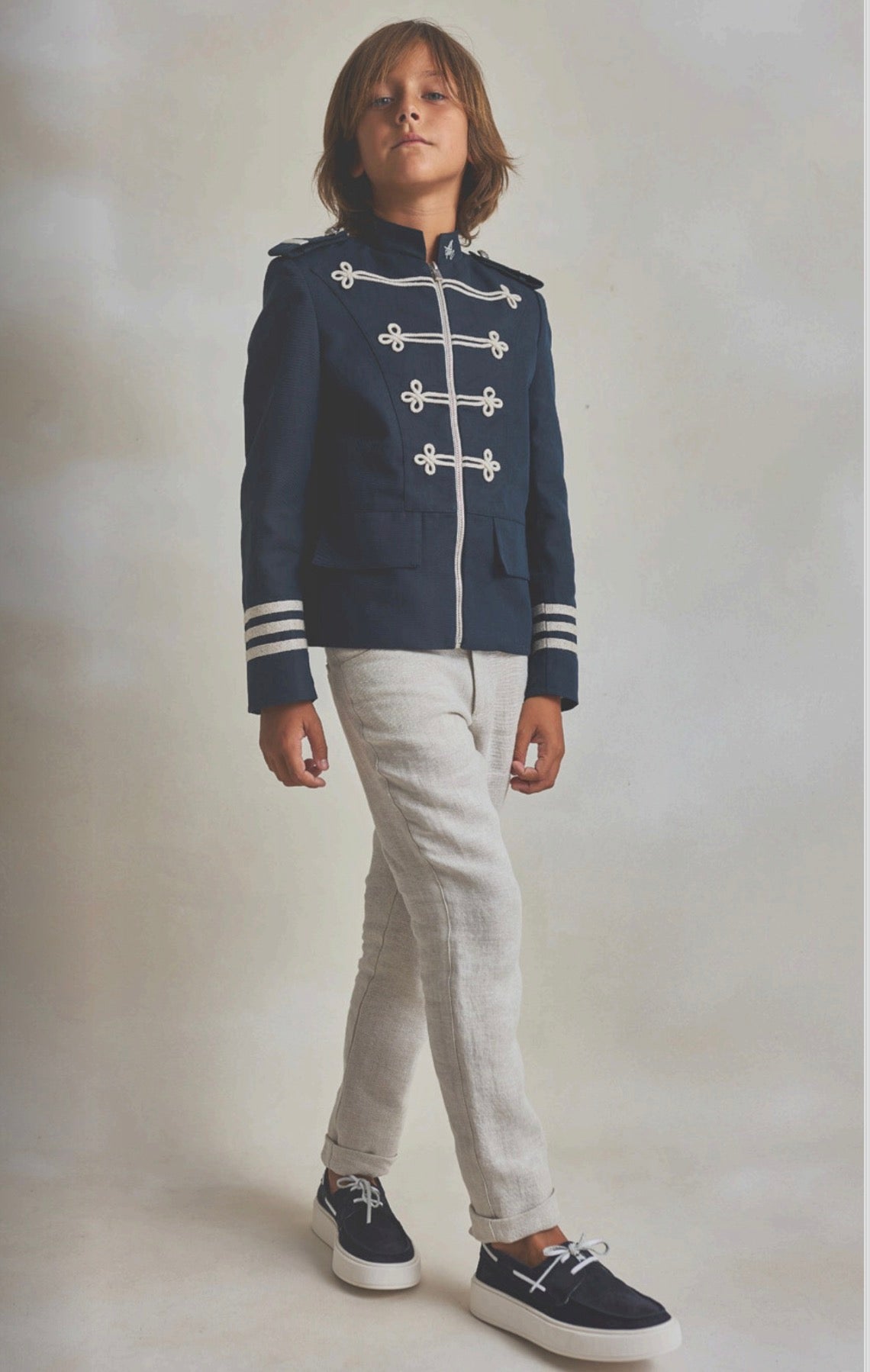Vista frontal del conjunto de comunión con chaqueta azul marino y pantalón Edu azul lino de Hortensia Maeso