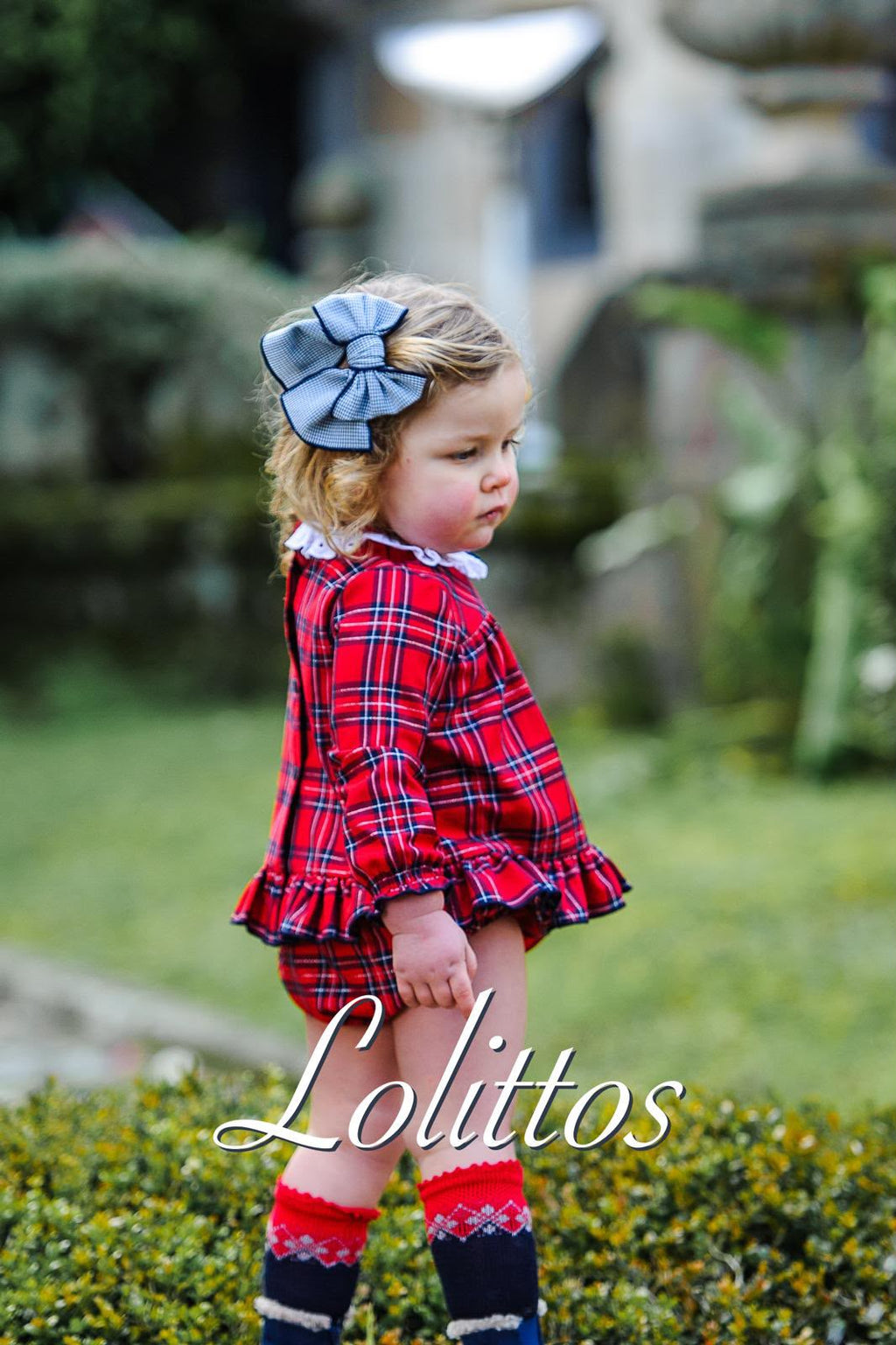 Blusón de bebé Lolittos Terrier de cuadros rojos y azul marino con cuello blanco perforado y braguitas a juego