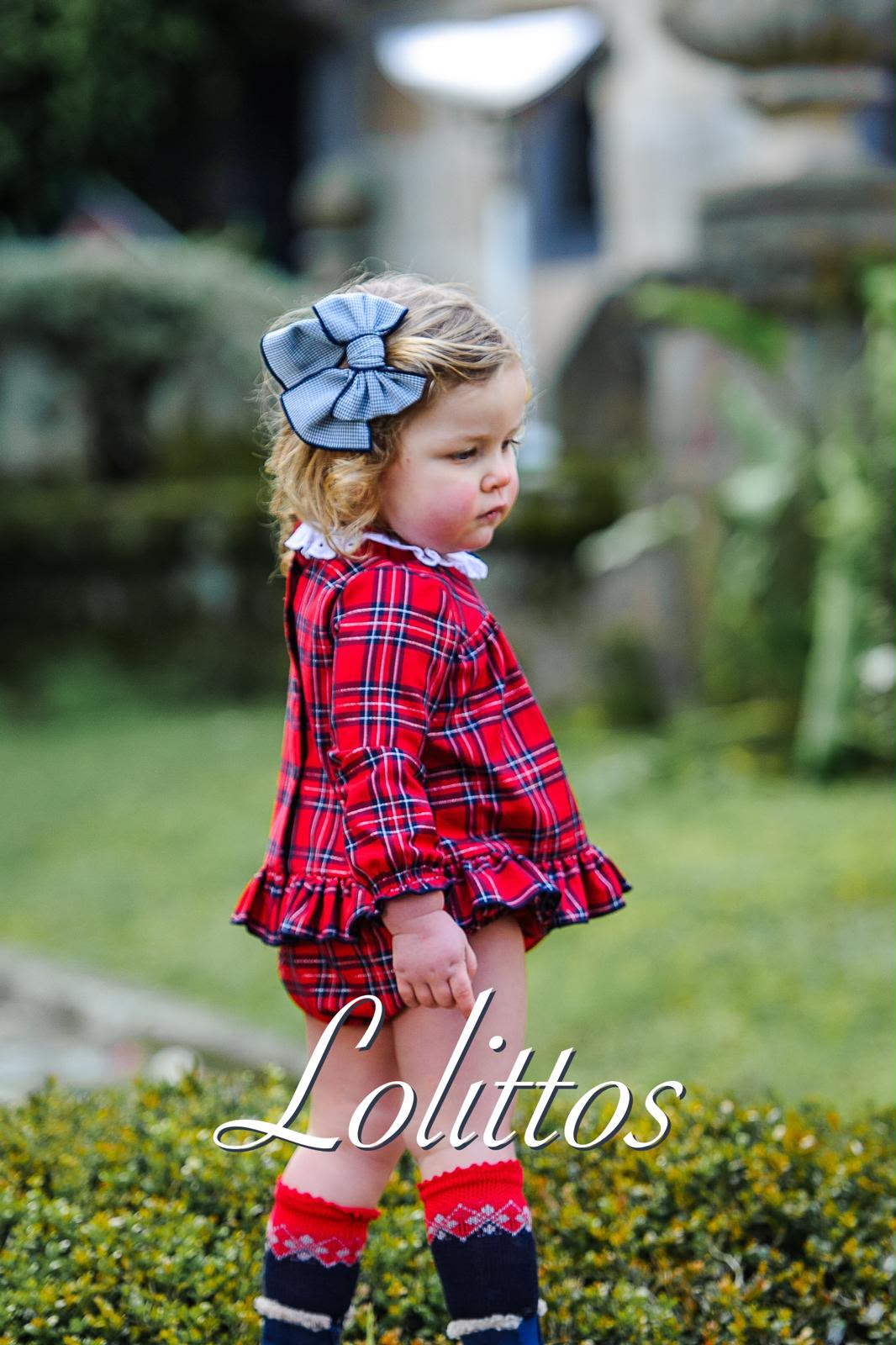 Blusón de bebé Lolittos Terrier de cuadros rojos y azul marino con cuello blanco perforado y braguitas a juego