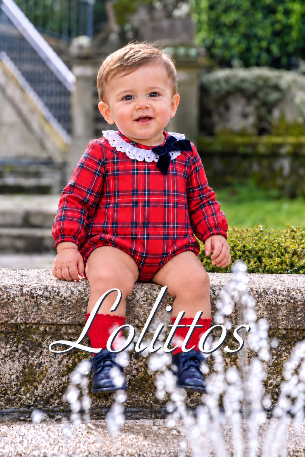 Pelele Lolittos Terrier de cuadros rojos y azul marino con cuello blanco de tira bordada y lazo azul marino