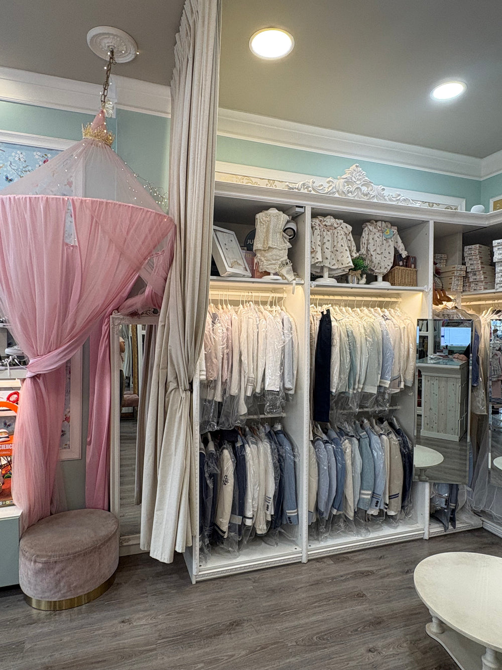 Espacio de Comunión y ceremonia de BedaPeques, junto al probador de cortinas rosas