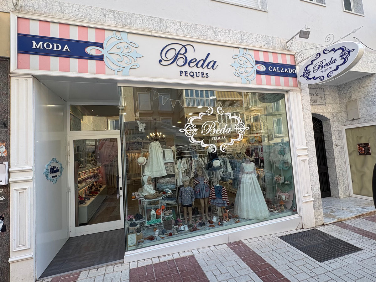 Fachada y escaparate de la tienda BedaPeques en Vélez-Málaga