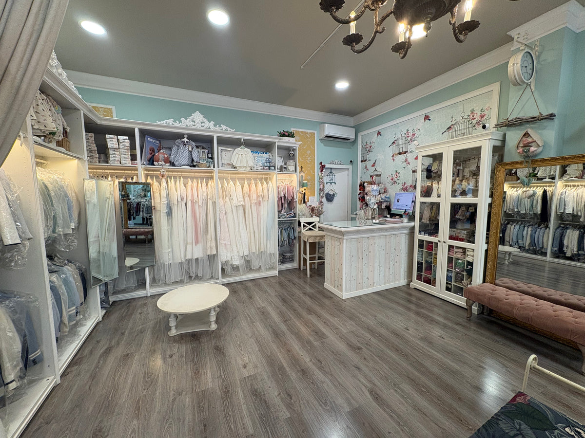 Interior de BedaPeques, con la zona de moda infantil, Comunión y atención personalizada